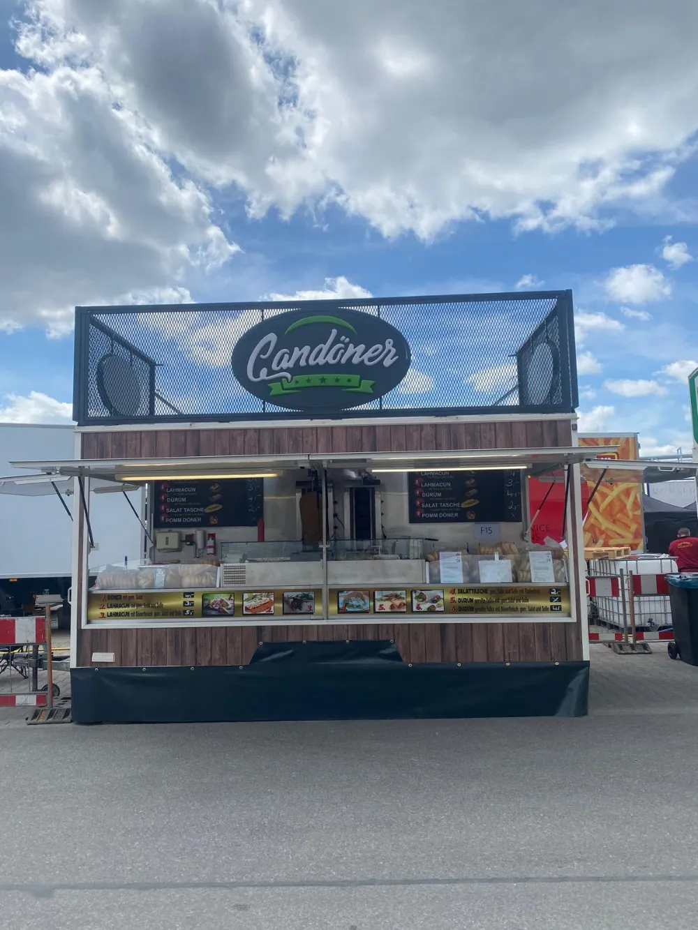 Verkaufsanhänger von Can-Döner im Einsatz auf einem Event