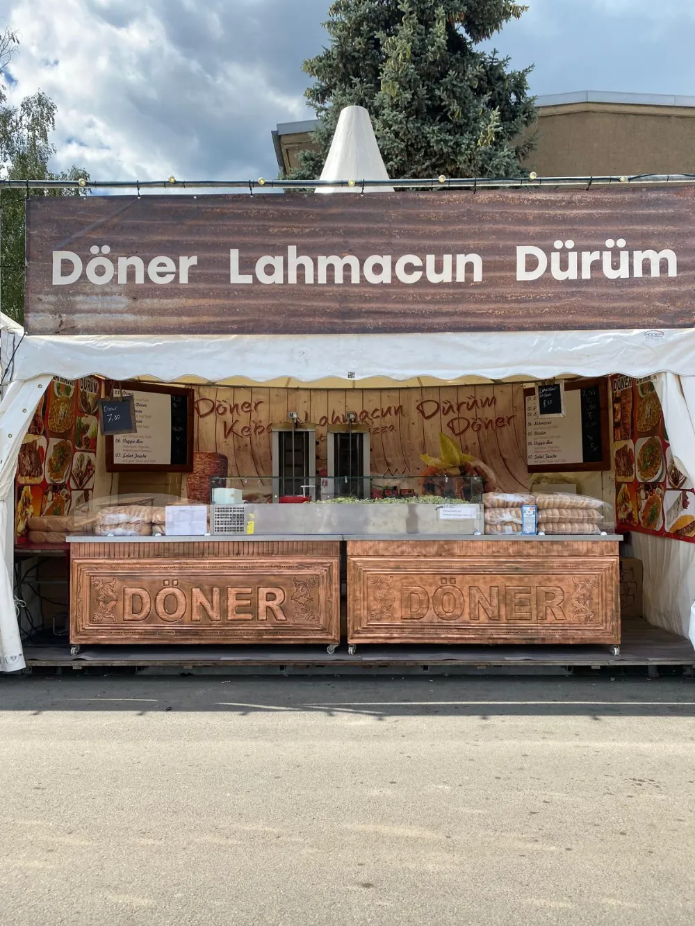 Can-Döner Verkaufsanhänger auf einem Festivalgelände