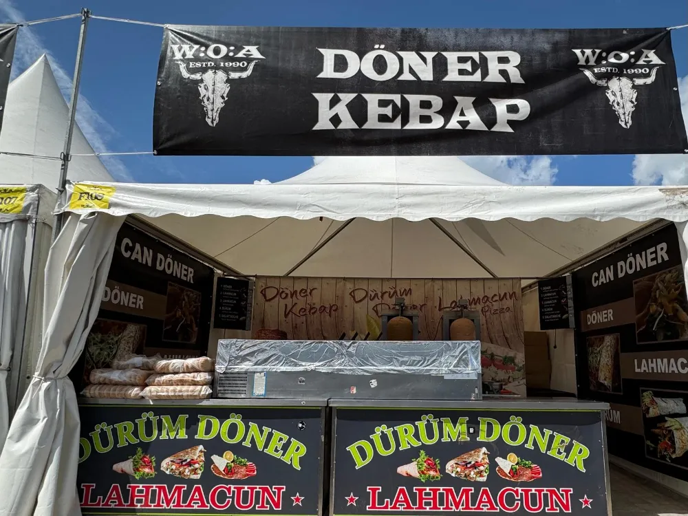 Can-Döner Anhänger auf einem Festivalgelände