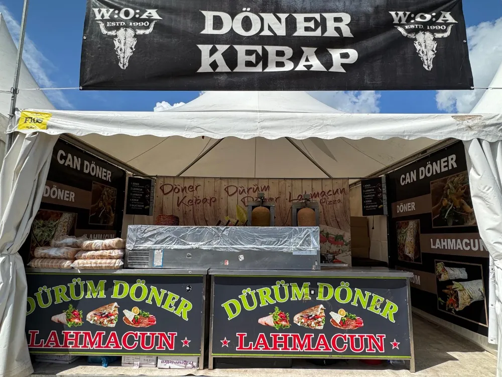 Geöffneter Verkaufsanhänger von Can-Döner