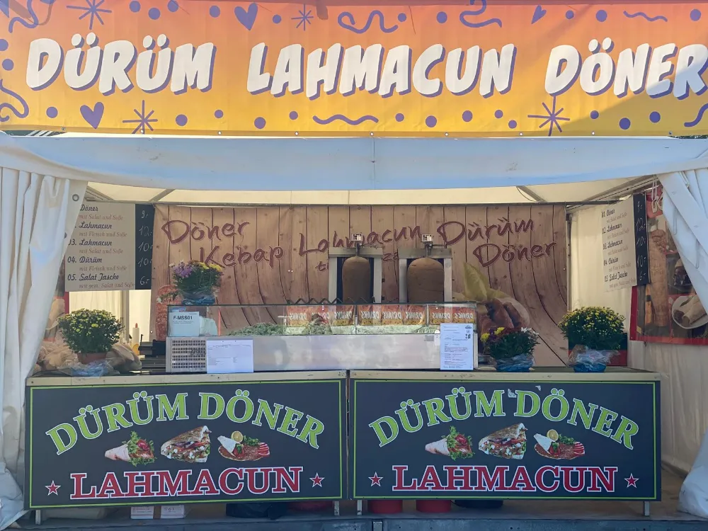 Aufbau des Can-Döner Standes vor Ort